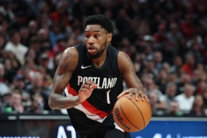 小卡：必须称赞开拓者 后卫一直对球施压 经历这样的比赛是有益的