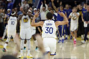 队友乱杀我躺一把！库里10中5得16分4板3助 三分8中4