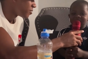 体验唱K的感觉！亚马尔社媒晒和年幼弟弟互动视频