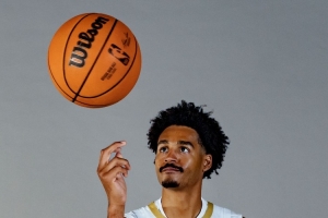 外线开火！普尔半场三分8中4砍全队最高14分 但正负值-13并列最低