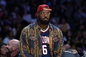 巴克利谈詹姆斯坐骨神经痛：他就是老了 所有老年人都会背痛