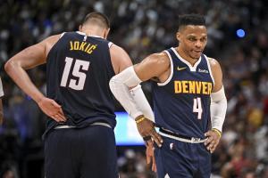 掘金播放视频感谢致敬威少！威少拍胸挥手致意 全场球迷起立欢呼