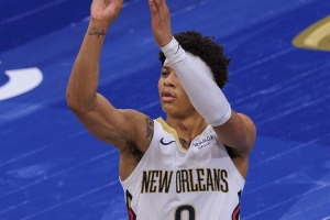 还不错！鹈鹕7号秀费尔斯上半场7投3中拿到7分4篮板3助攻