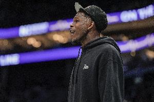 巨星的调整能力！爱德华兹首节挂0 第二节单节砍下16分