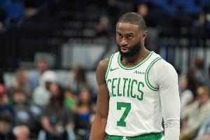 杰伦·布朗：年轻人挺身而出是好兆头 此胜意义重大