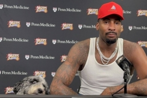 听取汪声一片！德拉蒙德赛后带着爱犬鲍勃·马利接受采访