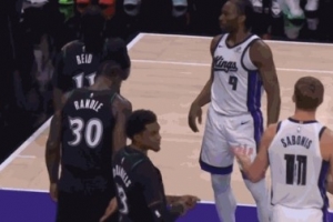 这节奏！小萨超慢欧洲步把兰德尔晃趔趄 上篮不中&补篮被犯规