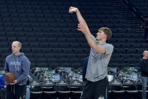 状元也有伤病隐患！弗拉格投篮训练时右手大拇指缠着绷带