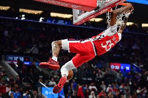 攻守兼备！小德里克·琼斯半场7中3拿到10分2板1断1帽 罚球4中4