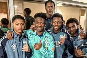 维尼修斯随巴西队在阿森纳基地训练，与枪手青训小将合影