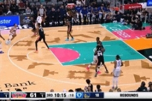 库里借掩护三分&卡斯尔极致追防 文班亚马伸手再干扰迅速回抢篮板