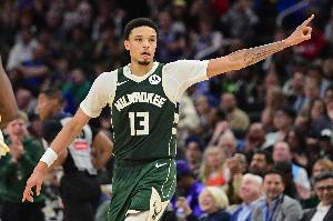 效率很高！罗林斯半场10中7贡献16分 三分3中2