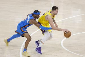 18-30！解说：雷霆侵略性极强的防守 让东契奇首节出现4次失误