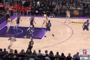 这啥防守？国王退而不防 杰伦·约翰逊追身大空位三分&18-8打停！