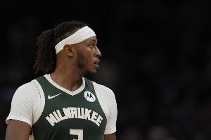 尽力了！特纳14投7中砍下21分3板2助2断2帽 填满数据栏