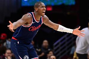 危险动作！小哈达威三分投进还要加罚 邓恩疑似垫脚但最终没升级