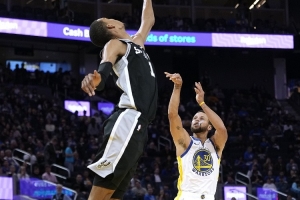 张佳玮：库里极致魔球 科尔对库里的使用赢了米奇对文班的使用