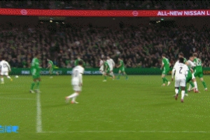 恩怨已久！4年前世预赛C罗挥手打爱尔兰后卫手臂，今日又肘击染红