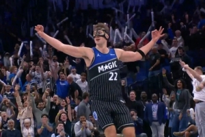 铁了一整场又怎样！小瓦格纳追身打板三分+撤步三分 领先到5分！