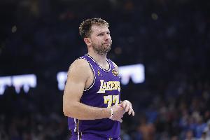 Skip：东契奇打了40分钟&最后垃圾时间还在场上 刷数据吗？