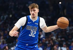 年轻有体力！弗拉格强打篮下再次追平比分