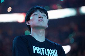 记者：南湾湖人内线储备丰富 杨瀚森得像吕布一样连战三英