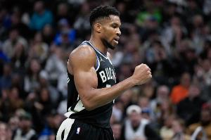 字母哥砍生涯第156次单场至少30分10板5助 差一场平历史第一多