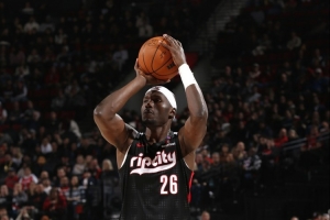 一手60%的三分！开拓者的前场竞争极其残酷 但里斯坐稳了第三中锋