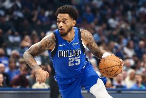 华盛顿：在比赛时我的手指甲会冷到发紫 所以在场下要戴保暖手套