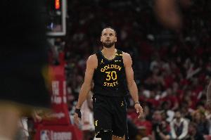 姗姗来迟！库里侧翼迎着防守强投 命中个人本场第一个三分