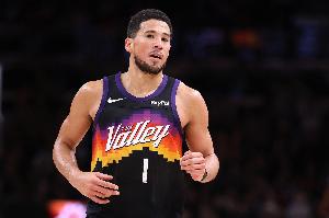 球星作用！布克节奏变化打成2+1连拿5分 此前老鹰轰20-0