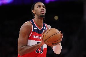 心态崩了！萨尔故意推人6犯离场 还被吹转换犯规送波特1分