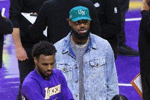 詹姆斯复出且对手不强！湖媒：湖人后5场能赢几场？