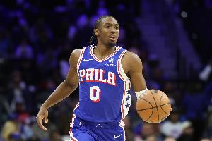 手感不佳！马克西半场12中4&三分5中1得到12分 送出5次助攻