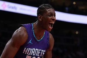 好像是干扰球？迪亚巴特补防飞天大帽巴恩斯