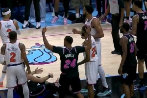 相当极限！唐斯关键抛投被韦尔大帽扇出 裁判回看是好帽！