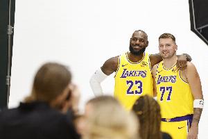 雷迪克：对东契奇詹姆斯在低位的表现满意 要给艾顿更多空接传球