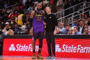 雷迪克：詹姆斯在场上做了一些很棒的决定 没强行做任何事情