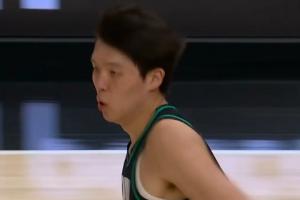 杨瀚森禁区要球再秀梦幻脚步 转身晃飞对手上篮命中！