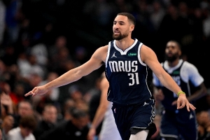 杨毅：克莱单赛季三分出手比例从来没超50% 他打球聪明且合理