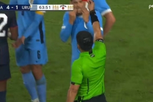 本坦库尔铲到对方球员脚踝染红离场，乌拉圭1-5落后于美国