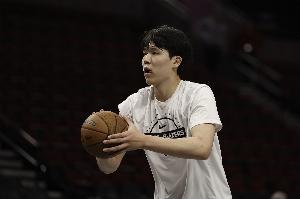 媒体人：杨瀚森把个人技术特点展现得淋漓尽致 他的付出没有白费