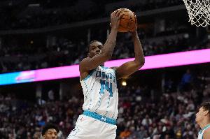 我还你一个！迪亚巴特顺下大三步 单臂隔扣以赛亚·杰克逊！