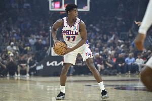 效率不高！埃奇库姆半场8投仅2中拿到7分3板 前6次出手均打铁