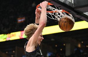 一飞冲天！迪克抢断反击一条龙 起飞滑翔单臂劈扣