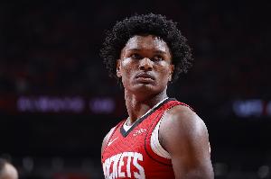 防守在线！阿门14中6拿到12分9板6助4断 正负值+8