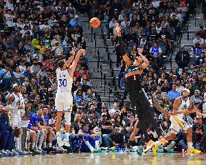 库里比赛时仍穿UA 但他现在能穿任何品牌&也能够签约任何品牌