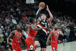 还得练啊！杨瀚森出战7分56秒 4中1拿2分2板1助 下半场略迷失