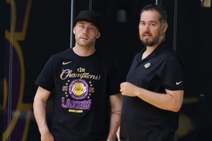 巴斯兄弟：我们多希望能够问问我们的父亲 他会对这一切作何感想