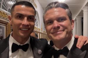 C罗与美国国防部长合影，西装革履出席白宫晚宴